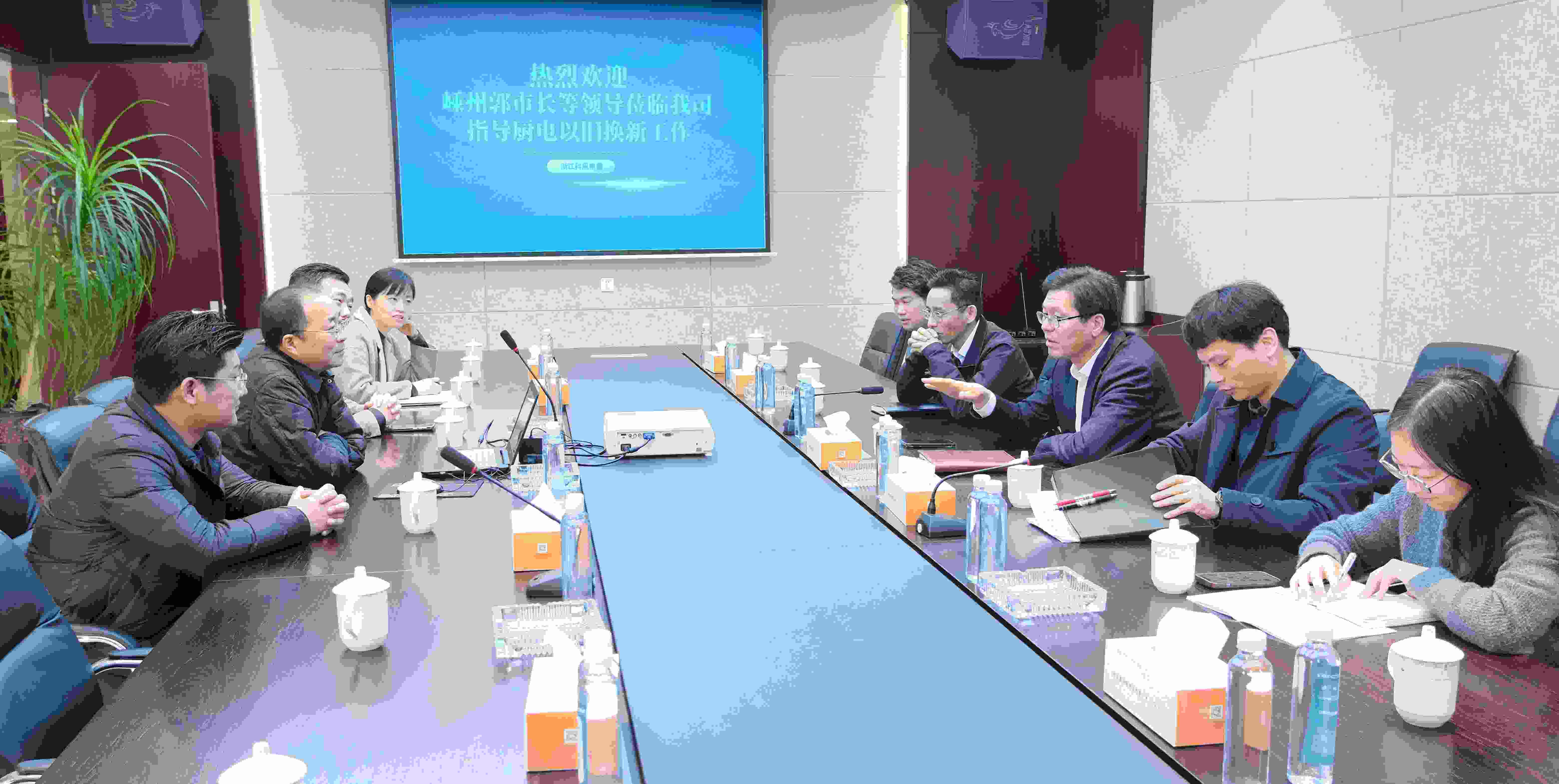 嵊州‌市副市長(zhǎng)郭偉鋒，商務(wù)局領(lǐng)導(dǎo)一行蒞臨科恩調(diào)研廚電以舊換新工作！